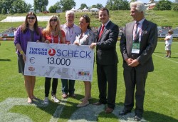 Check presentation at the 2014 Charity Bowl in Vienna, Austria (Courtesy of Nutville/Austria)