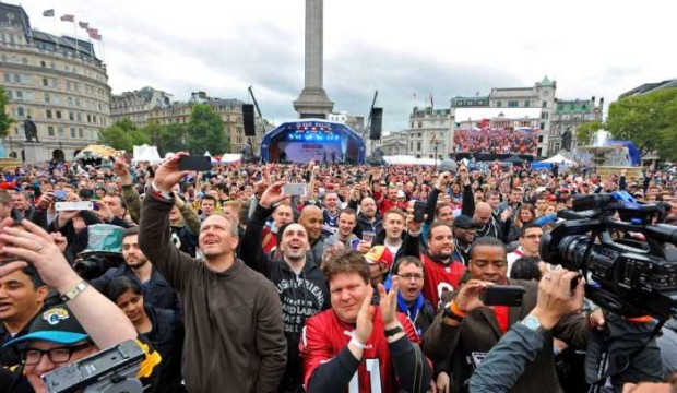 Des fans de NFL rassemblés à Trafalgar Square, à Londres, pour le match Jaguars-49ers en 2013.