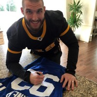 Bjorn Werner, linebacker degli Indianapolis Colts, mentre autografa una maglia per un sostenitore del crowdfunding degli Adler